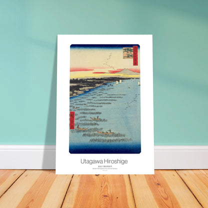 Planche ukiyo-e : Minami Shinagawa et côte de Samezu par Hiroshige. Estampe ukiyo-e par Utagawa Hiroshige d'une côte avec des bateaux naviguant sur une étendue d'eau bleue, des villages le long de la rive, le Mont Fuji au loin, et des oiseaux volant dans le ciel. Image d'illustration 4