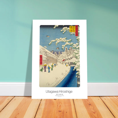 Planche ukiyo-e : Atagoshita et la rue Yabu, Utagawa Hiroshige. Estampe japonaise montrant une rue enneigée avec des maisons, des arbres couverts de neige et des personnages se déplaçant sous la neige. Image d'illustration 4