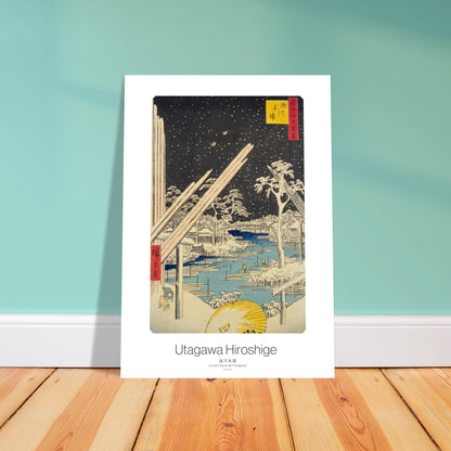 Planche ukiyo-e : Le parc à bois de Fukagawa, Utagawa Hiroshige. Estampe japonaise représentant un paysage nocturne enneigé dans un parc à bois, avec une rivière bleue, des structures en bois et un ciel étoilé. Image d'illustration 4