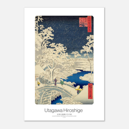 Planche ukiyo-e : Le pont-tambour de Meguro, Utagawa Hiroshige (29,7x42 cm (A3)). Gravure japonaise représentant le pont-tambour de Meguro sous la neige, avec des arbres enneigés, un ciel étoilé et des personnages se promenant.