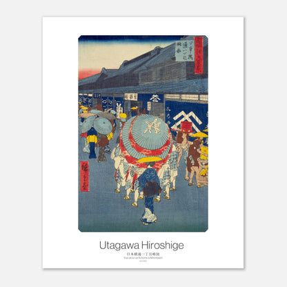 Planche ukiyo-e : Rue Itchome à Nihonbashi, Utagawa Hiroshige (40x50 cm). Gravure japonaise représentant une rue animée à Nihonbashi, avec des personnages portant des parapluies et des devantures de magasins.