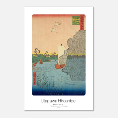 Planche ukiyo-e : Pins sur la rivière Tone-gawa par Hiroshige (30x45 cm). Estampe ukiyo-e représentant un paysage fluvial au Japon avec des bateaux, des oiseaux en vol et une végétation luxuriante, dans un style ancien.