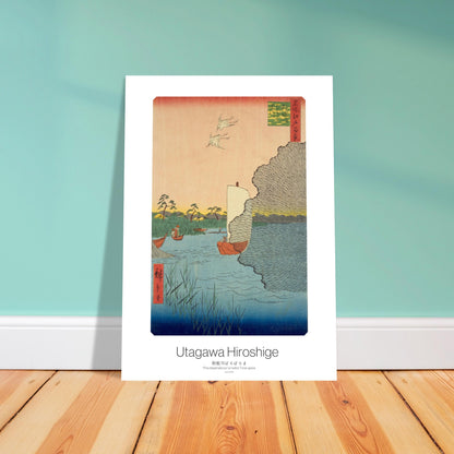 Planche ukiyo-e : Pins sur la rivière Tone-gawa par Hiroshige. Estampe ukiyo-e représentant un paysage fluvial au Japon avec des bateaux, des oiseaux en vol et une végétation luxuriante, dans un style ancien. Image d'illustration 4