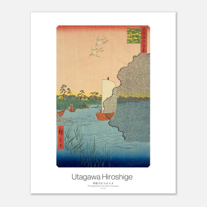 Planche ukiyo-e : Pins sur la rivière Tone-gawa par Hiroshige (40x50 cm). Estampe ukiyo-e représentant un paysage fluvial au Japon avec des bateaux, des oiseaux en vol et une végétation luxuriante, dans un style ancien.