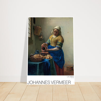 La Lattaia, illustrazione del capolavoro di Johannes Vermeer. Lattaia di Johannes Vermeer, che raffigura una donna che versa del latte in una ciotola su un tavolo imbandito con del pane.