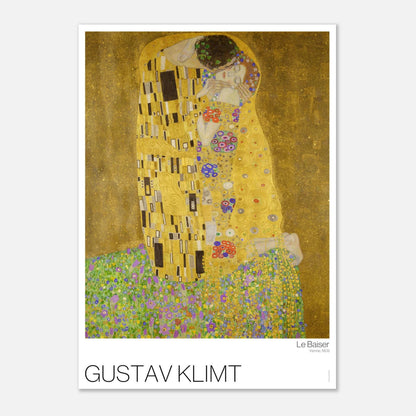 Il Bacio, illustrazione dell'opera di Gustav Klimt (59,4x84,1 cm (A1)). Il bacio di Gustav Klimt, che raffigura una coppia abbracciata con abiti decorati da motivi dorati e colorati, su un prato fiorito.