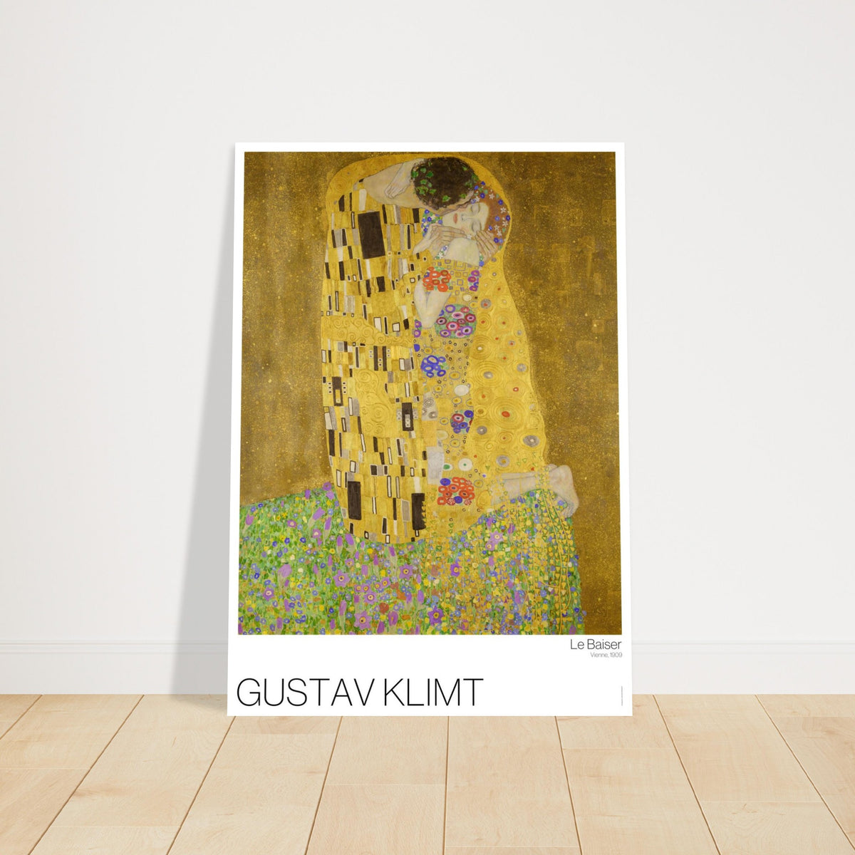 Il Bacio, illustrazione dell'opera di Gustav Klimt. Il bacio di Gustav Klimt, che raffigura una coppia abbracciata con abiti decorati da motivi dorati e colorati, su un prato fiorito.