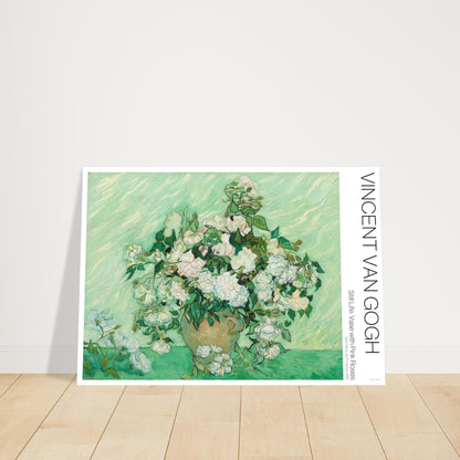 Rosen, Illustration des Stilllebens von Vincent van Gogh. Stilleben von Vincent van Gogh, das eine Vase mit weißen Rosen vor einem strukturierten grünen Hintergrund zeigt.