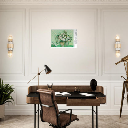 Rosen, Illustration des Stilllebens von Vincent van Gogh. Stilleben von Vincent van Gogh, das eine Vase mit weißen Rosen vor einem strukturierten grünen Hintergrund zeigt.
