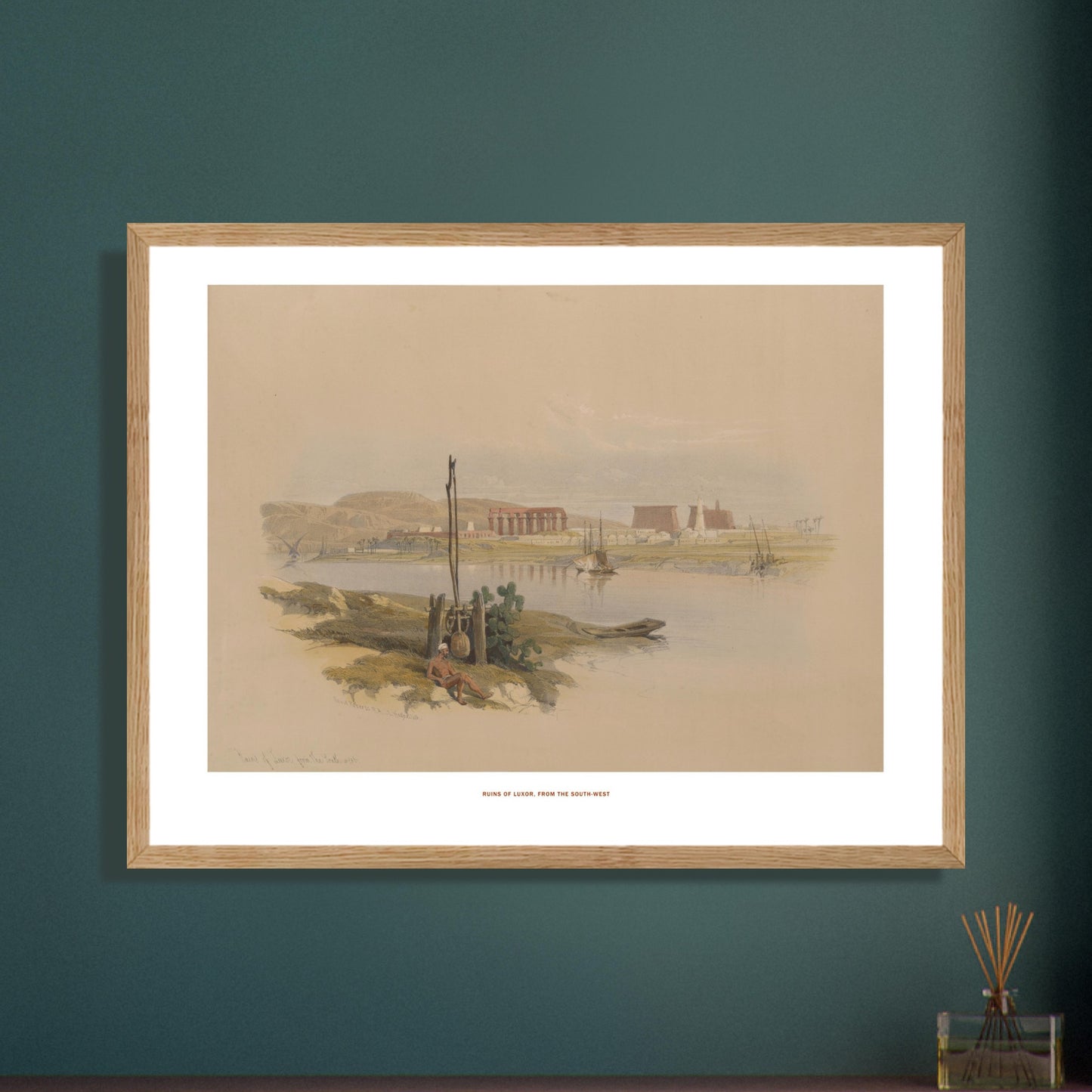 Ruines de Louxor depuis le sud-ouest, planche de David Roberts. Lithographie ancienne représentant une vue générale des ruines de Louxor, avec le Nil, des bateaux et des bâtiments antiques. Image d'illustration 7