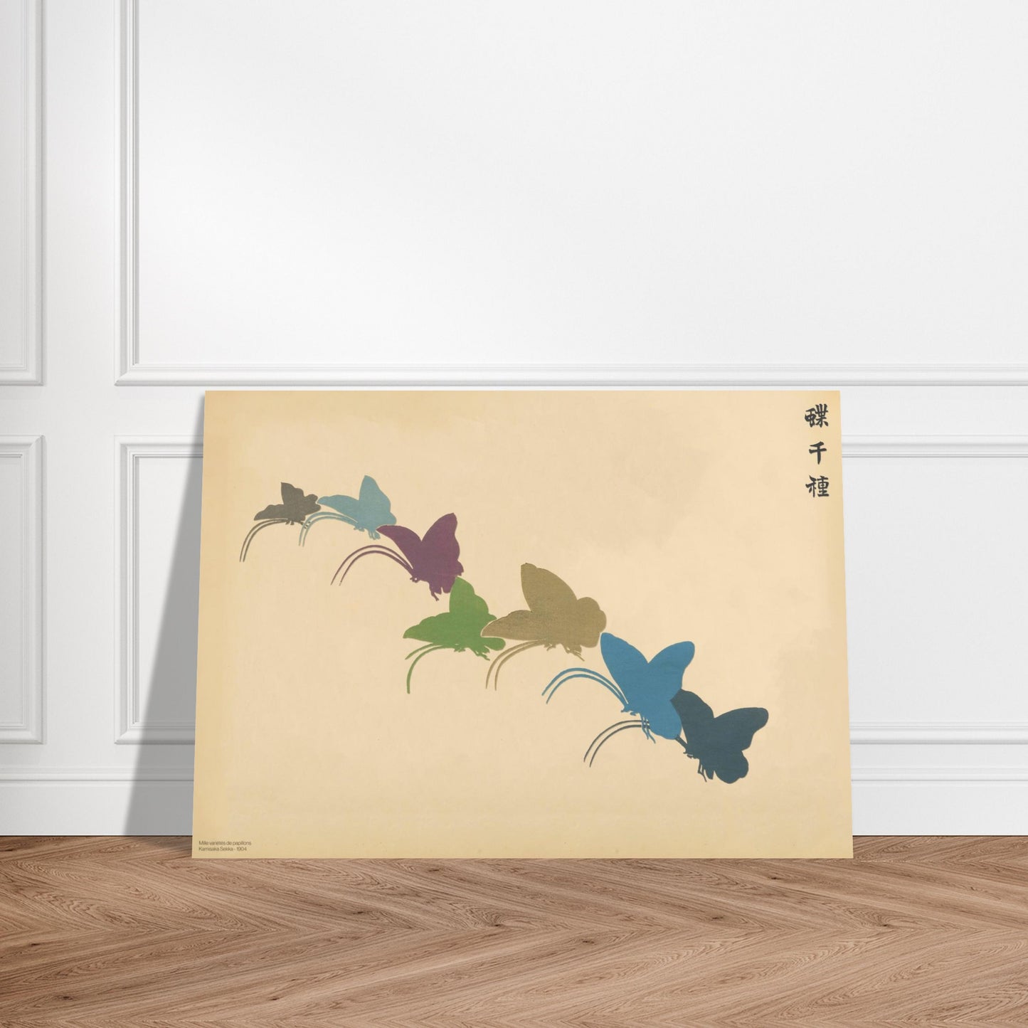 Estampe de silhouettes de papillons en couleurs - Kamisaka Sekka. Illustration sur fond beige présentant des silhouettes de papillons aux ailes bleues, vertes, pourpres et gris, disposées en ligne, avec une calligraphie noire. Image d'illustration 3