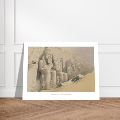 Statues colossales de Ramsès II à Abou Simbel, David Roberts. Lithographie des statues colossales de Ramsès II devant le temple d'Abou Simbel, avec des personnages minuscules explorant le site sablonneux. Image d'illustration 7
