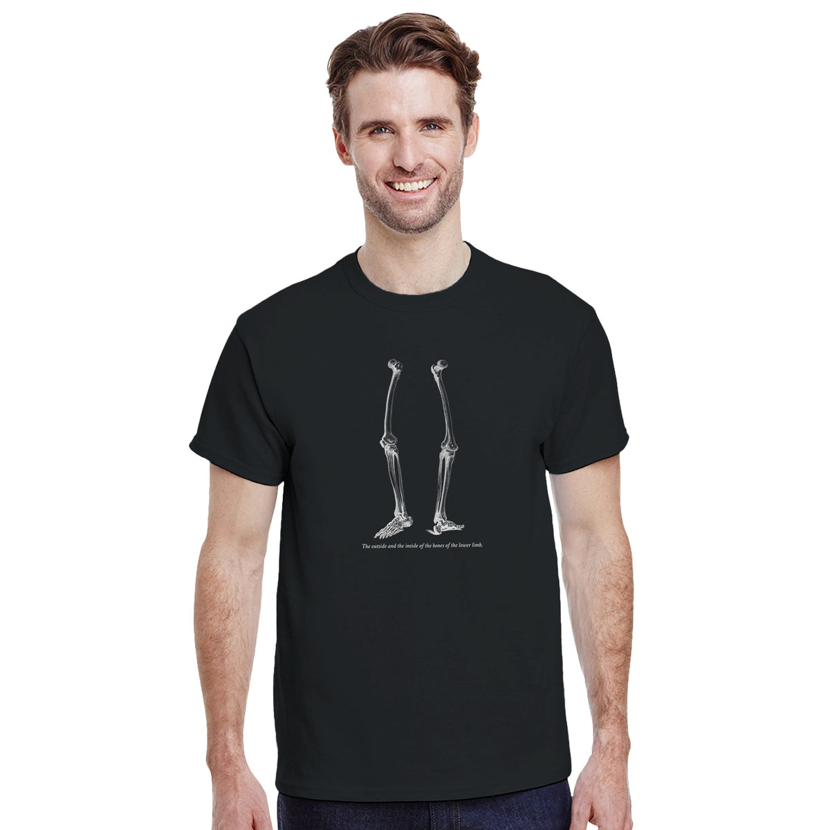 T-shirt anatomie membres inférieurs - William Cheselden. T-shirt noir avec une illustration des os des membres inférieurs d'un squelette humain en blanc.