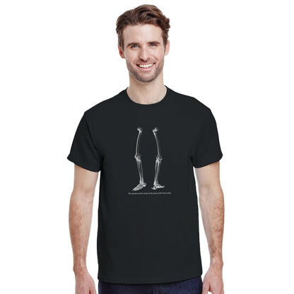 T-shirt anatomie membres inférieurs - William Cheselden. T-shirt noir avec une illustration des os des membres inférieurs d'un squelette humain en blanc.