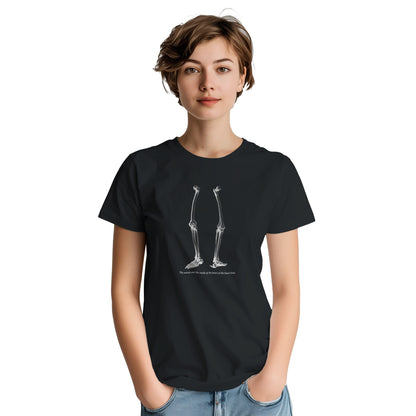 T-shirt anatomie membres inférieurs - William Cheselden. T-shirt noir avec une illustration des os des membres inférieurs d'un squelette humain en blanc.