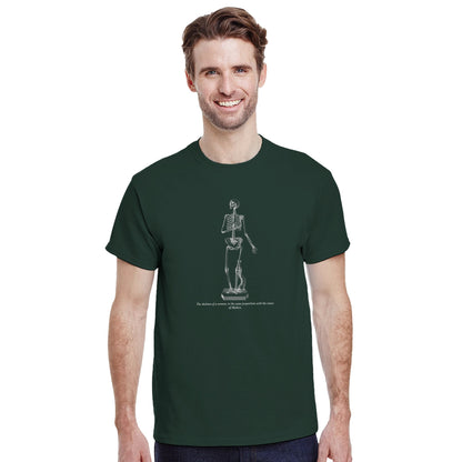 T-shirt anatomie squelette féminin - William Cheselden. T-shirt vert foncé avec un squelette de femme en pose suppliante, dessiné en blanc.