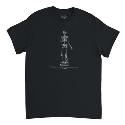 T-shirt anatomie squelette féminin - William Cheselden (Noir). T-shirt vert foncé avec un squelette de femme en pose suppliante, dessiné en blanc.