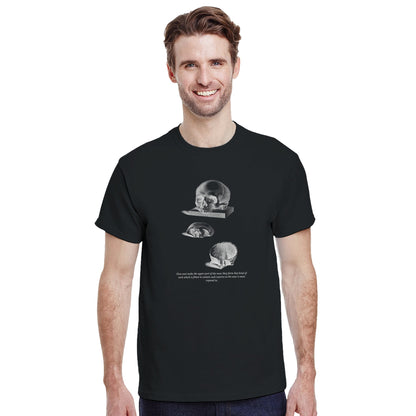 T-shirt anatomie trois crânes humains - William Cheselden. T-shirt noir avec une illustration de trois crânes humains en différentes vues, dessinés en blanc.