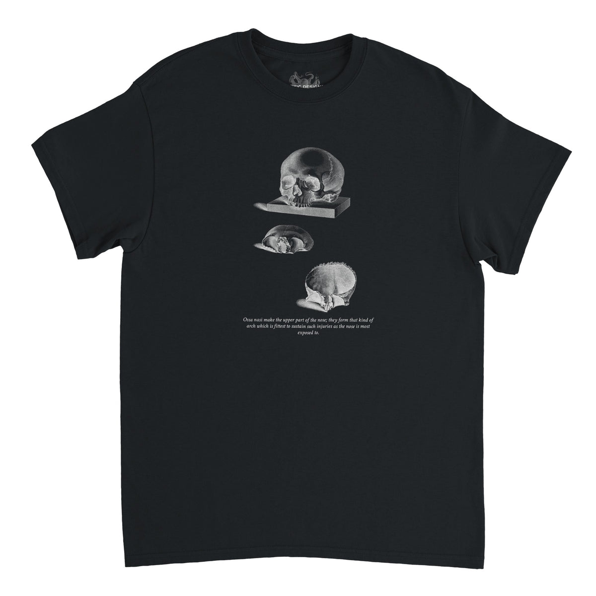 T-shirt anatomie trois crânes humains - William Cheselden (Noir). T-shirt noir avec une illustration de trois crânes humains en différentes vues, dessinés en blanc.