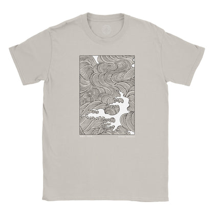 T-shirt motif vague japonaise Hamonshu - Mori Yuzan. T-shirt vert kaki avec une illustration d'une grande vague déferlante stylisée en blanc sur fond noir, extraite du Hamonshū de Mori Yūzan.