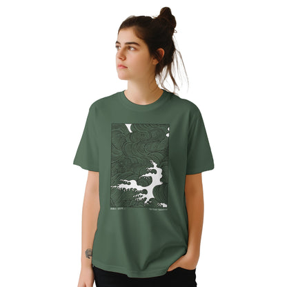 T-shirt motif vague japonaise Hamonshu - Mori Yuzan. T-shirt vert kaki avec une illustration d'une grande vague déferlante stylisée en blanc sur fond noir, extraite du Hamonshū de Mori Yūzan.