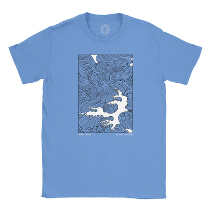 T-shirt motif vague japonaise Hamonshu - Mori Yuzan (Bleu ciel). T-shirt vert kaki avec une illustration d'une grande vague déferlante stylisée en blanc sur fond noir, extraite du Hamonshū de Mori Yūzan.