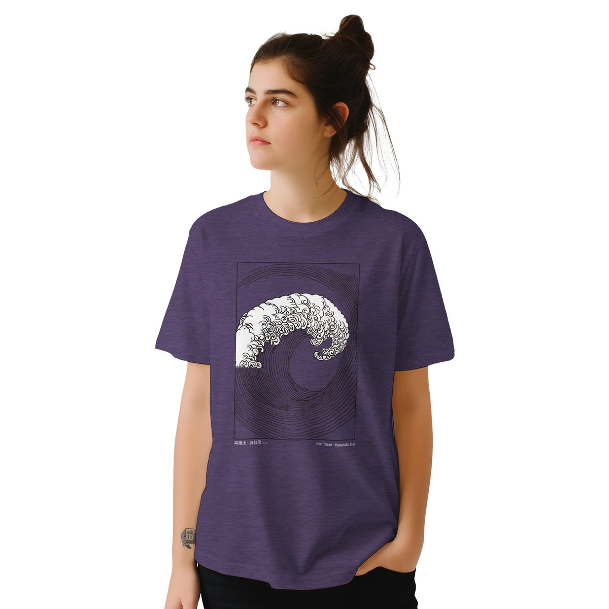 T-Shirt mit japanischer Welle nach Mori Yūzan. Violetter T-Shirt mit einer japanischen Illustration einer stilisierten brechenden Welle, weiß auf dunklem Hintergrund gezeichnet, aus Mori Yūzans Hamonshū.