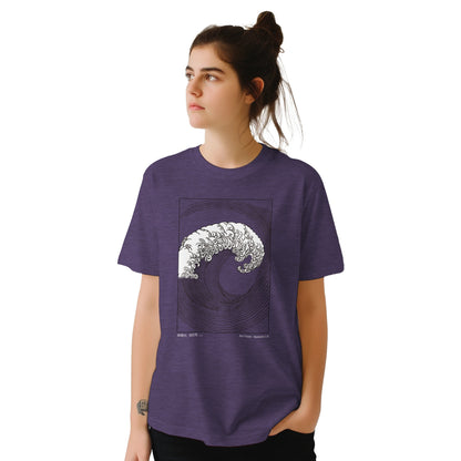 T-Shirt mit japanischer Welle nach Mori Yūzan. Violetter T-Shirt mit einer japanischen Illustration einer stilisierten brechenden Welle, weiß auf dunklem Hintergrund gezeichnet, aus Mori Yūzans Hamonshū.