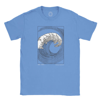 T-Shirt mit japanischer Welle nach Mori Yūzan (Bleu ciel). Violetter T-Shirt mit einer japanischen Illustration einer stilisierten brechenden Welle, weiß auf dunklem Hintergrund gezeichnet, aus Mori Yūzans Hamonshū.