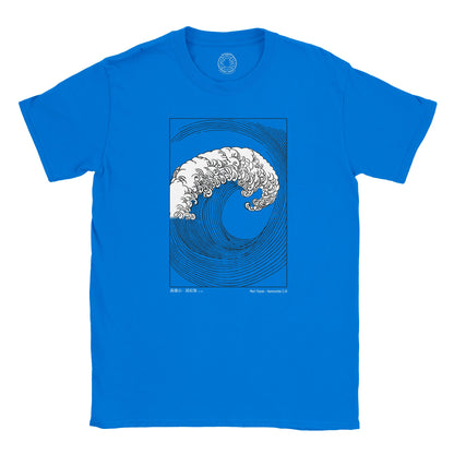 T-Shirt mit japanischer Welle nach Mori Yūzan (Bleu roi). Violetter T-Shirt mit einer japanischen Illustration einer stilisierten brechenden Welle, weiß auf dunklem Hintergrund gezeichnet, aus Mori Yūzans Hamonshū.