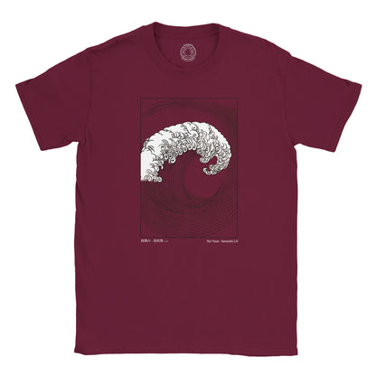 T-Shirt mit japanischer Welle nach Mori Yūzan (Bordeaux). Violetter T-Shirt mit einer japanischen Illustration einer stilisierten brechenden Welle, weiß auf dunklem Hintergrund gezeichnet, aus Mori Yūzans Hamonshū.