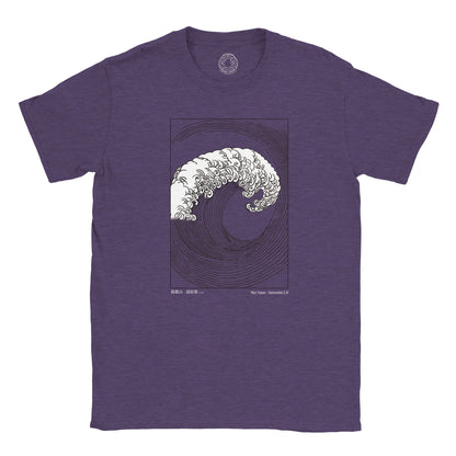 T-Shirt mit japanischer Welle nach Mori Yūzan (Violet chiné). Violetter T-Shirt mit einer japanischen Illustration einer stilisierten brechenden Welle, weiß auf dunklem Hintergrund gezeichnet, aus Mori Yūzans Hamonshū.