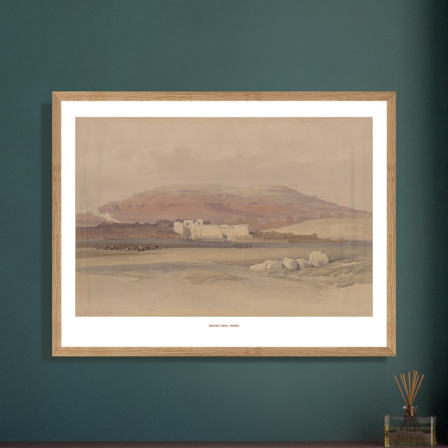 Vue du temple de Médinet Habou à Thèbes - David Roberts. Lithographie ancienne montrant une vue d'ensemble du temple de Médinet Habou à Thèbes, avec des figures humaines et des animaux dans le paysage désertique. Image d'illustration 7
