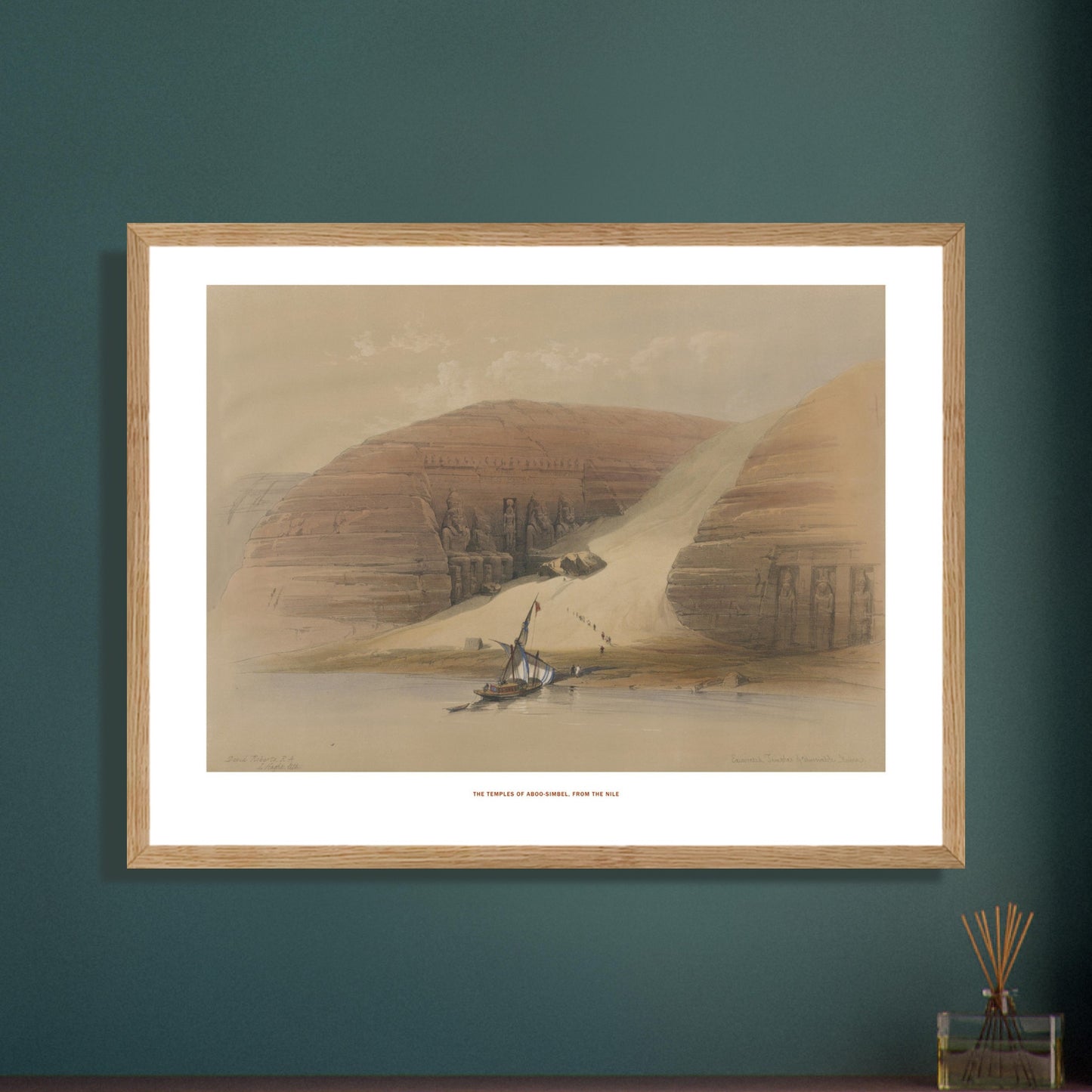 Planche ancienne : Temples d'Abou-Simbel depuis le Nil, David Roberts. Lithographie ancienne montrant les temples d'Abou-Simbel sur les rives du Nil, avec une barque et des personnages en silhouette. Image d'illustration 6