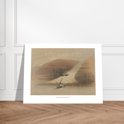 Planche ancienne : Temples d'Abou-Simbel depuis le Nil, David Roberts. Lithographie ancienne montrant les temples d'Abou-Simbel sur les rives du Nil, avec une barque et des personnages en silhouette. Image d'illustration 7