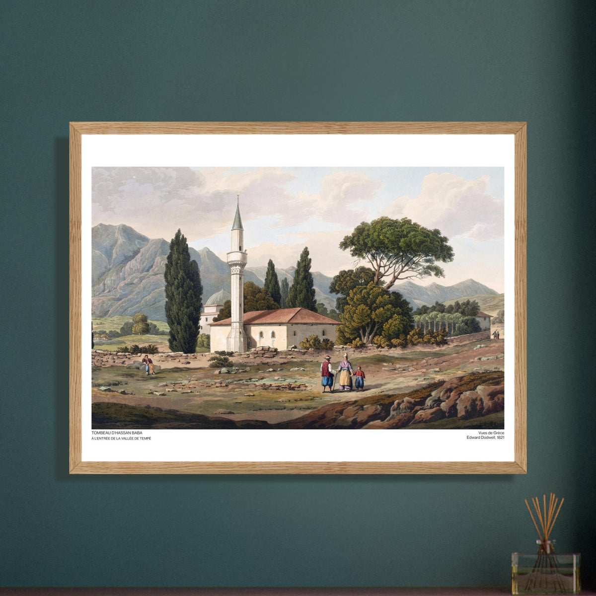 La Tomba di Hassan Baba vicino a Tempe, incisione di Edward Dodwell. Un paesaggio rurale con una moschea bianca dotata di minareto, circondata da alberi e montagne.
