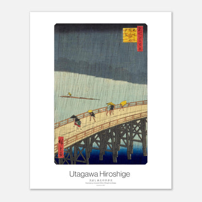 Planche ukiyo-e : Averse sur le pont Shin-Ōhashi à Atake - Hiroshige (40x50 cm). Estampe ukiyo-e représentant une averse sur le pont Shin-Ōhashi à Atake, avec plusieurs personnes marchant sous des parapluies