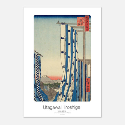 Planche ukiyo-e Le quartier des teinturiers à Kanda - Utagawa Hiroshige (21x29,7 cm (A4)). Gravure japonaise ukiyo-e représentant le quartier des teinturiers à Kanda par Hiroshige, avec des rideaux bleus et blancs suspendus, une ville et le mont Fuji au loin.