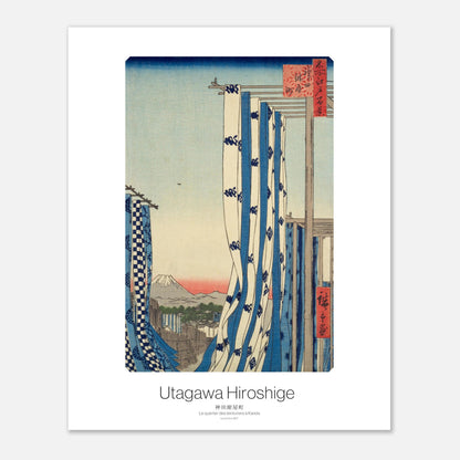 Planche ukiyo-e Le quartier des teinturiers à Kanda - Utagawa Hiroshige (40x50 cm). Gravure japonaise ukiyo-e représentant le quartier des teinturiers à Kanda par Hiroshige, avec des rideaux bleus et blancs suspendus, une ville et le mont Fuji au loin.