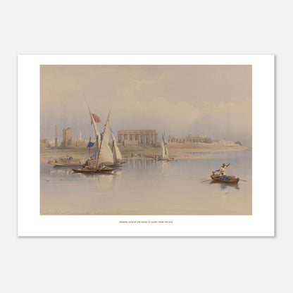Vue générale des ruines de Louxor depuis le Nil, David Roberts (42x59,4 cm (A2)). Lithographie ancienne de David Roberts représentant une vue générale des ruines de Louxor depuis le Nil, avec des bateaux à voile sur le fleuve et des figures humaines sur une barque.