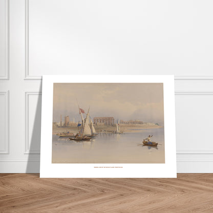 Vue générale des ruines de Louxor depuis le Nil, David Roberts. Lithographie ancienne de David Roberts représentant une vue générale des ruines de Louxor depuis le Nil, avec des bateaux à voile sur le fleuve et des figures humaines sur une barque. Image d'illustration 7