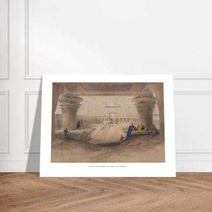 Gravure ancienne : Vue sous le portique du temple d'Edfou - David Roberts. Lithographie de David Roberts dépeignant l'île de Philæ avec ses temples antiques majestueux, une étendue d'eau et un ciel nuageux. Image d'illustration 6