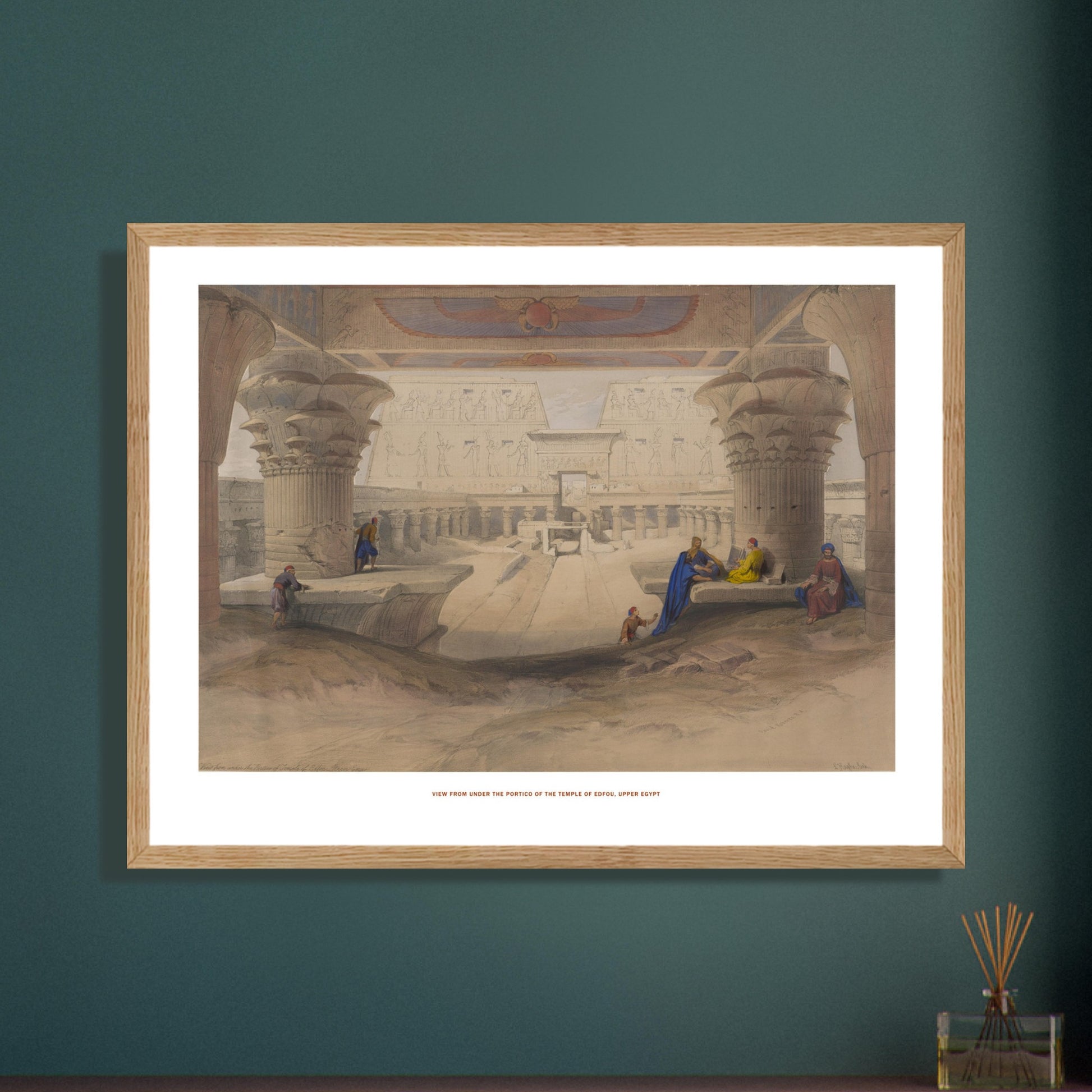 Gravure ancienne : Vue sous le portique du temple d'Edfou - David Roberts. Lithographie de David Roberts dépeignant l'île de Philæ avec ses temples antiques majestueux, une étendue d'eau et un ciel nuageux. Image d'illustration 7